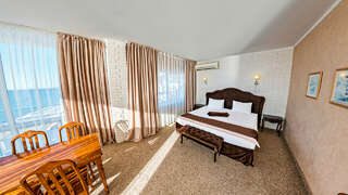 Гостиница Шторм Лазаревское 3х-местный "однокомнатный" Люкс "Вид на Море" (панорамный прямой) с балконом-1